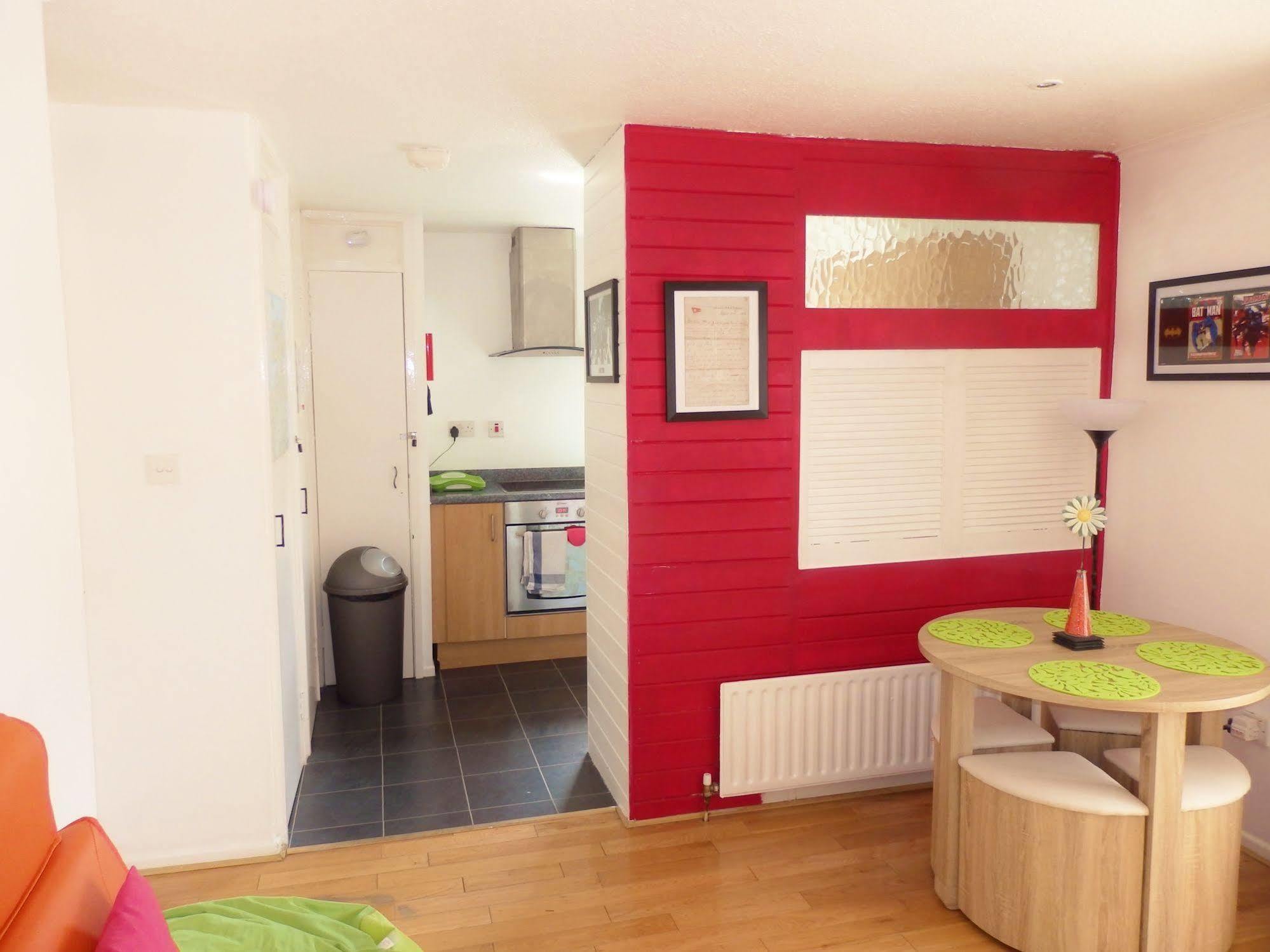 Very Central Location- Free Parking - 2 Bedrooms Belfast Buitenkant foto