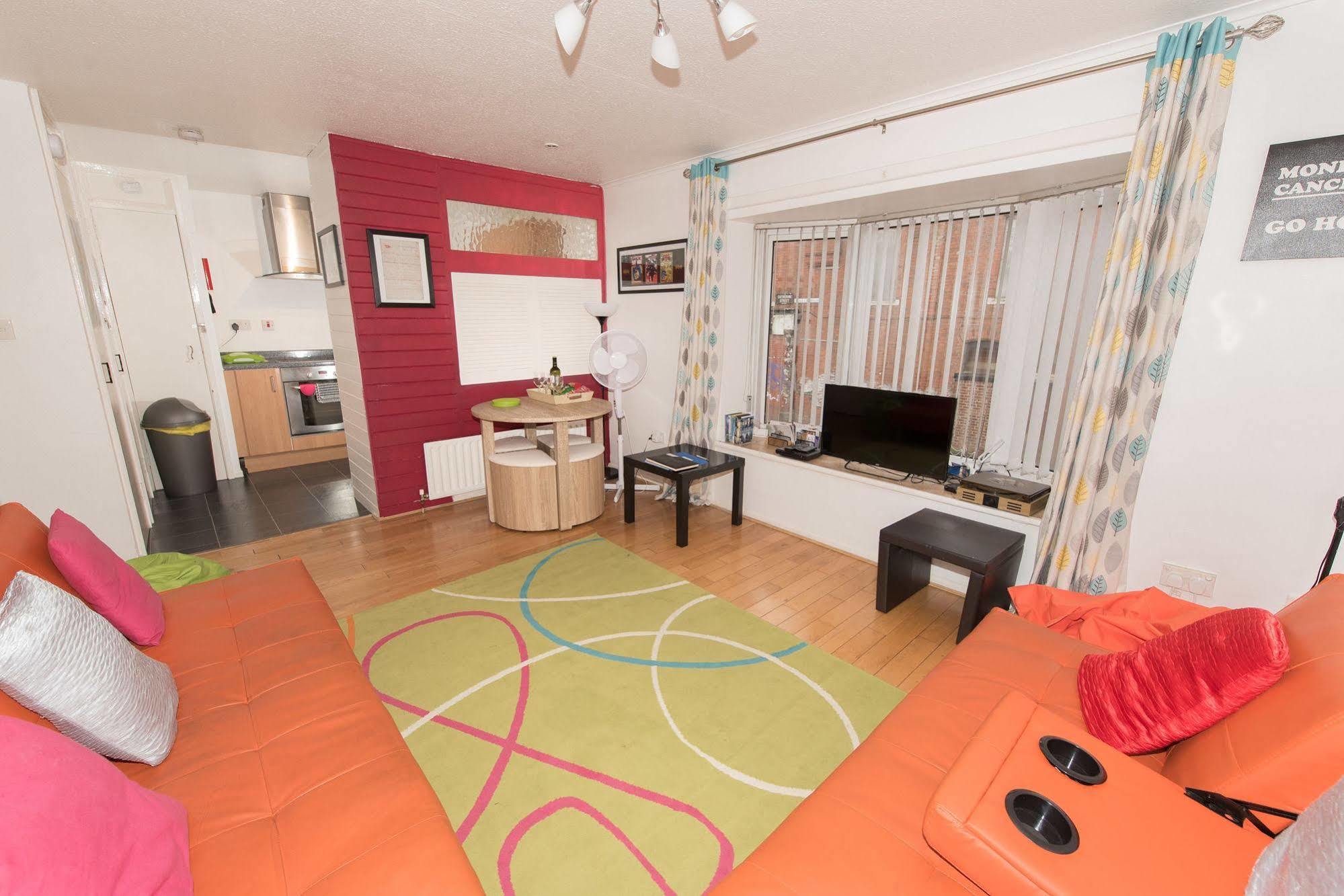Very Central Location- Free Parking - 2 Bedrooms Belfast Buitenkant foto
