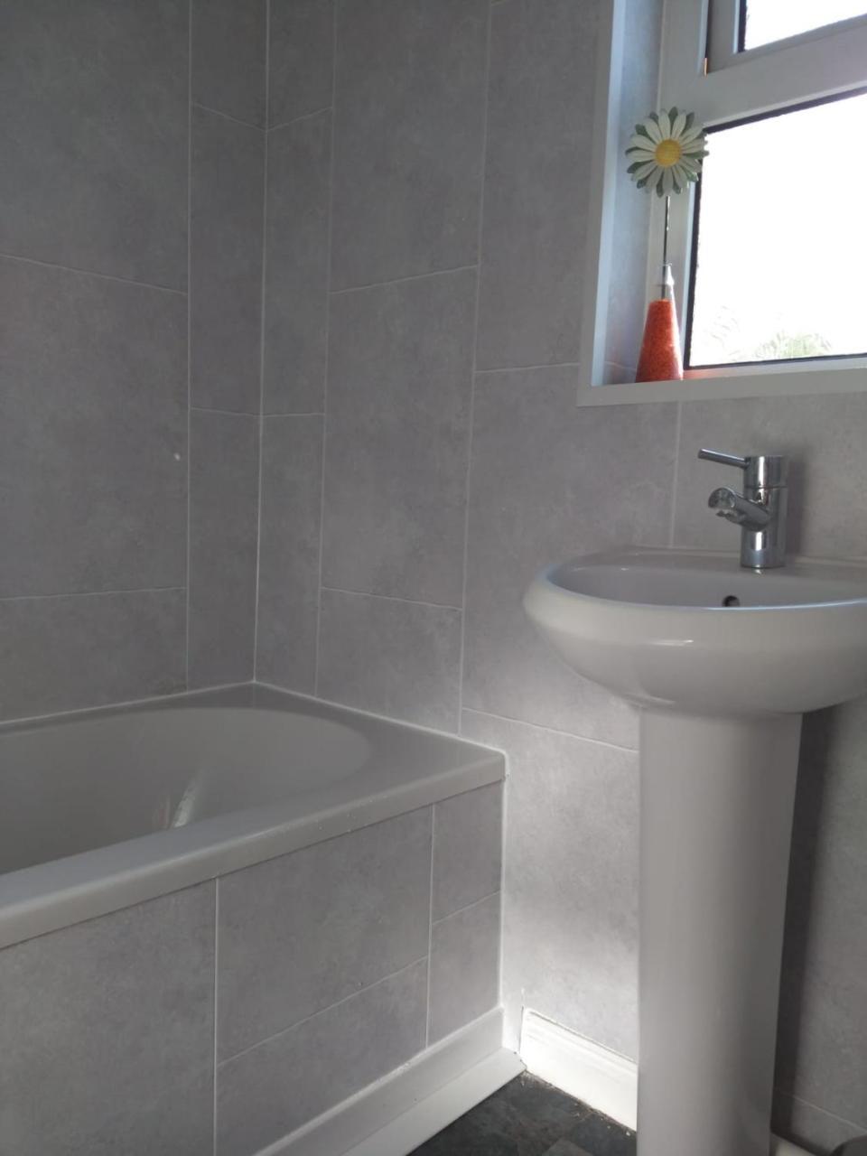 Very Central Location- Free Parking - 2 Bedrooms Belfast Buitenkant foto